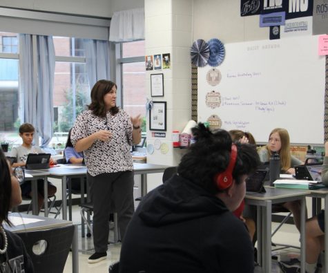 Mrs. Harper interacts with her English I class, explaining an upcoming assignment. Combined with her kind-hearted nature, Mrs. Harper created a welcoming learning experience that many of her past students continue to recognize. “She made a safe classroom environment so I could learn and be myself,” said senior Jacelyn Paris.