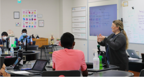 Mrs. Smith describes an upcoming lab experiment to her first period AP Biology Class. Mrs. Smith’s students remember her long after taking her class, regularly stopping by to check in. “She’s really nice and incredibly easy to talk to. She never made me feel dumb if I didn’t understand something,” said sophomore Pranati Pradeep.