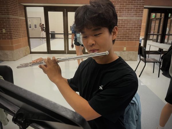 Shalom Lee, 10, plays the flute before school. Many band members practice before school all around the fine arts hall. “I try to practice every day, and improve my sound and tone,” Lee said.